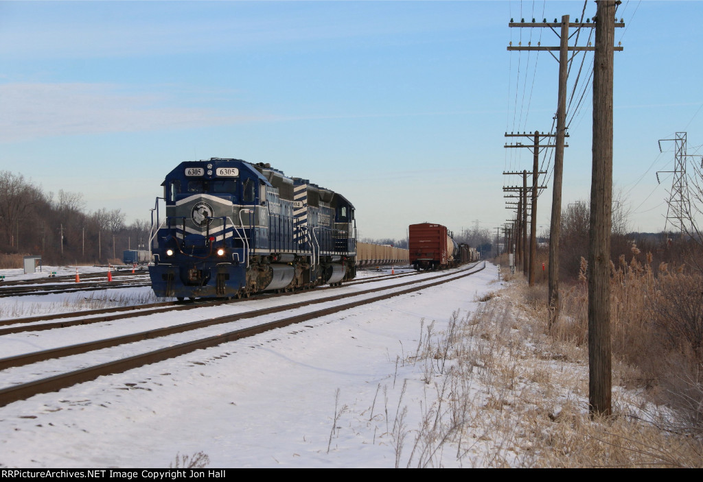 LSRC 6305 & 6304 back down toward the outbound train for Wixom